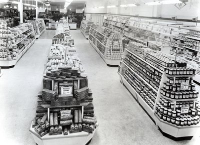 Interno di un negozio Woolworths, 1956 da English Photographer